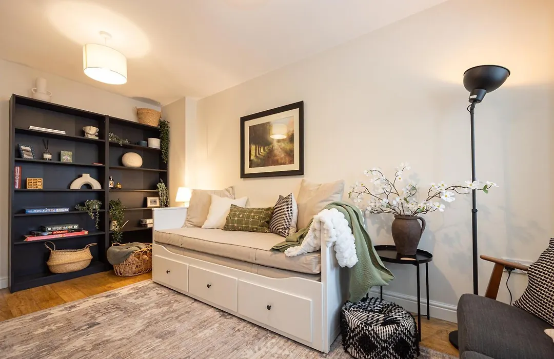 Luxury Spacious 3-Bed City Oasis Just 10 Mins From Centre With Free Parking-1