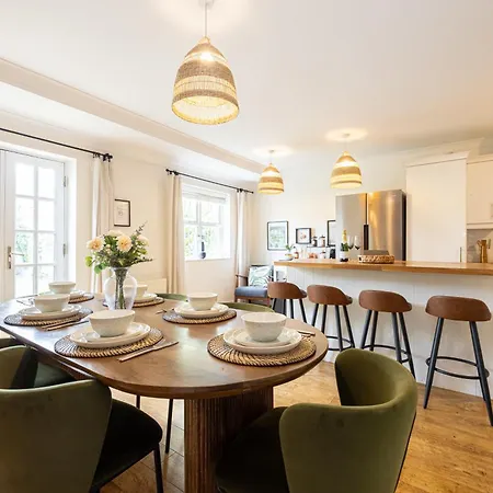 Luxury Spacious 3-Bed City Oasis Just 10 Mins From Centre With Free Parking-2